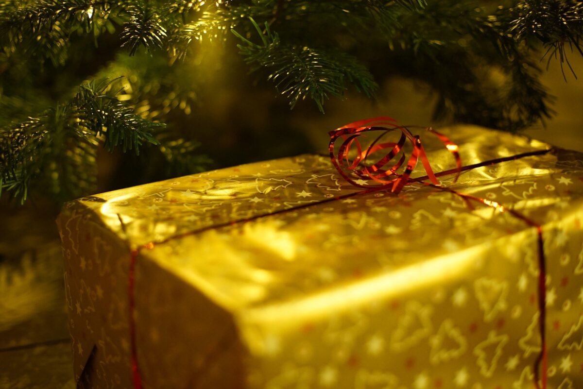 Ein Geschenk unter dem Weihnachtsbaum - diese Freude wird nicht jedem Kind zuteil. Foto: Pixabay