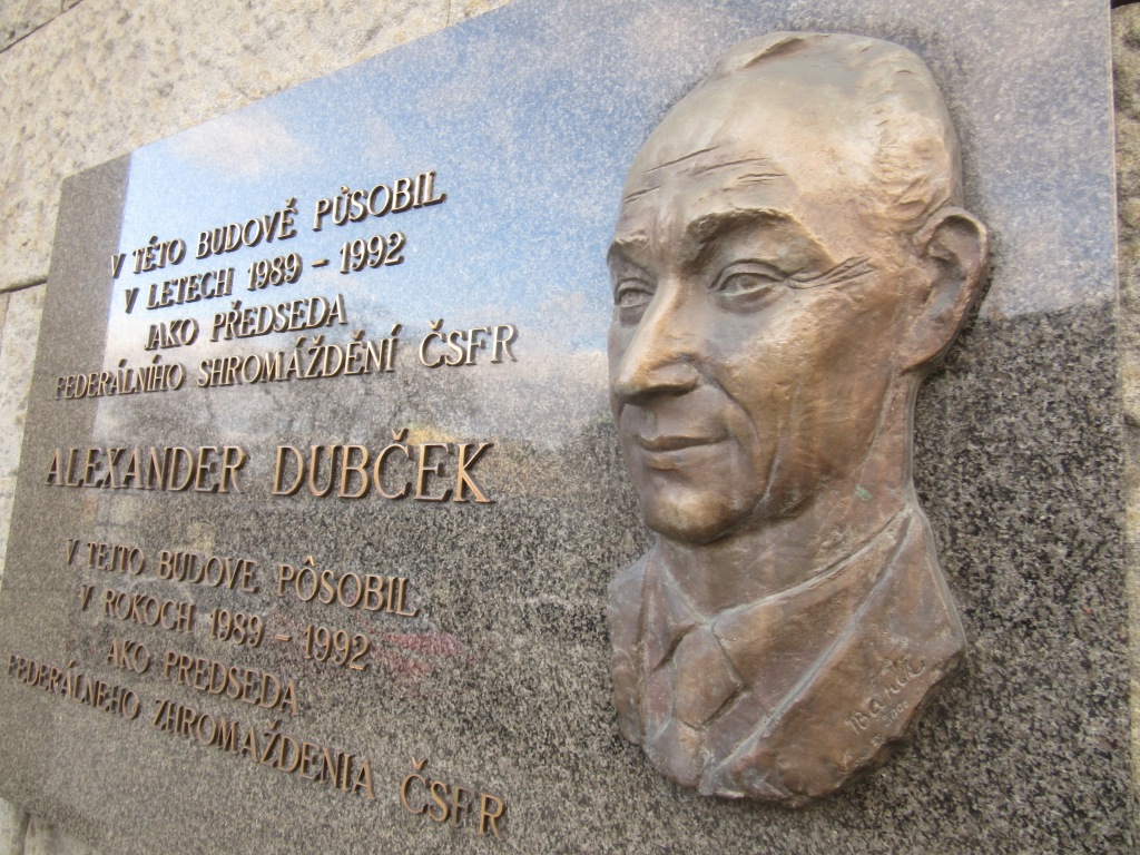Eine Gedenktafel am Gebäude des Neuen Nationalmuseums erinnert seit 2009 an Dubček. Foto: Detmar Doering