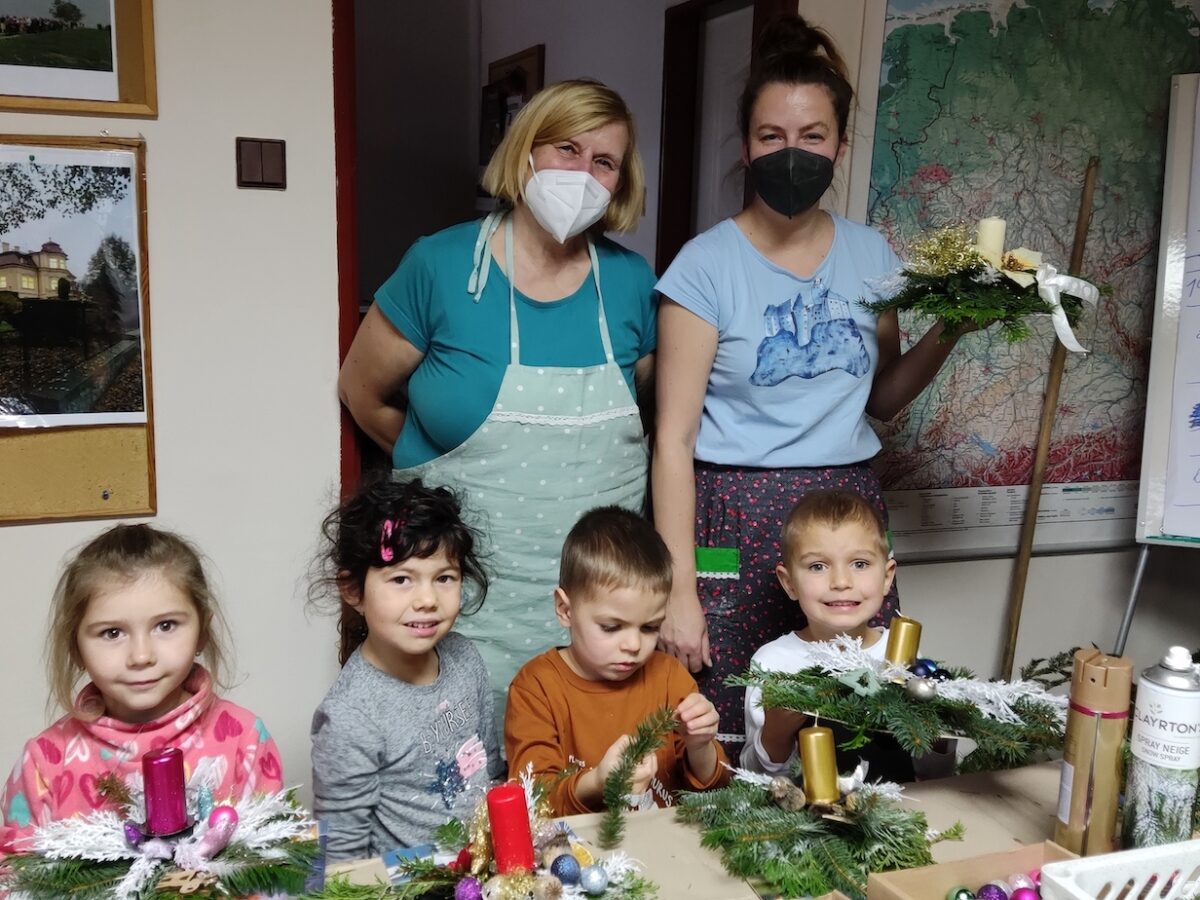 Im BGZ Pilsen fand wieder das traditionelle Adventskranzbinden statt, organisiert und durchgeführt von BGZ-Leiterin Terezie Jindřichov. (rechts), mit Unterstützung von Irene Šulkov. (links). Foto: BGZ Pilsen