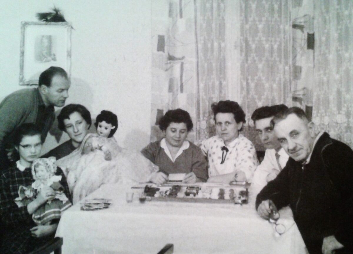 Foto der Familienfeier zu Beginn der 1960er Jahre. Hanna Zakhari (3.v.l.) hält ihre neue Puppe, links neben ihr die Cousine aus Wien.