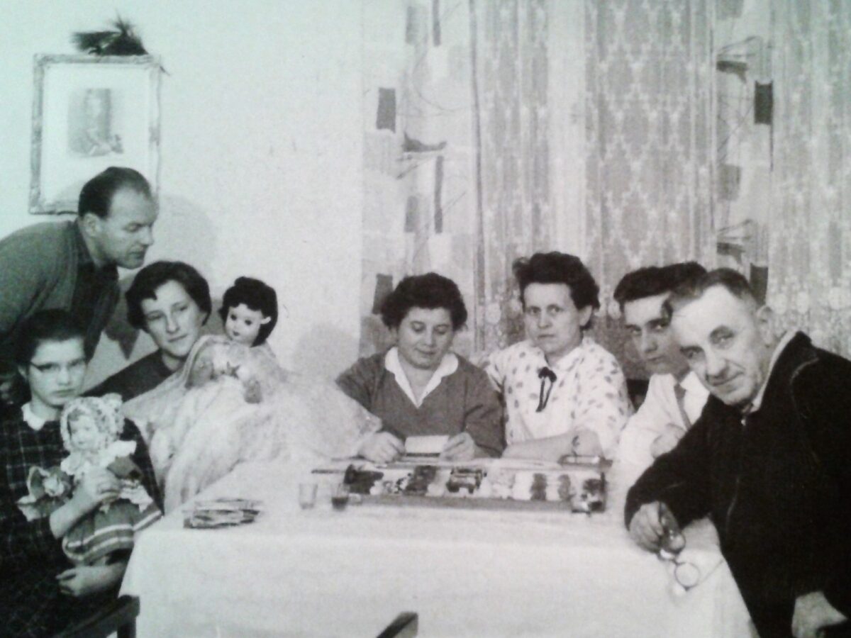 Foto der Familienfeier zu Beginn der 1960er Jahre. Hanna Zakhari (3.v.l.) hält ihre neue Puppe, links neben ihr die Cousine aus Wien.