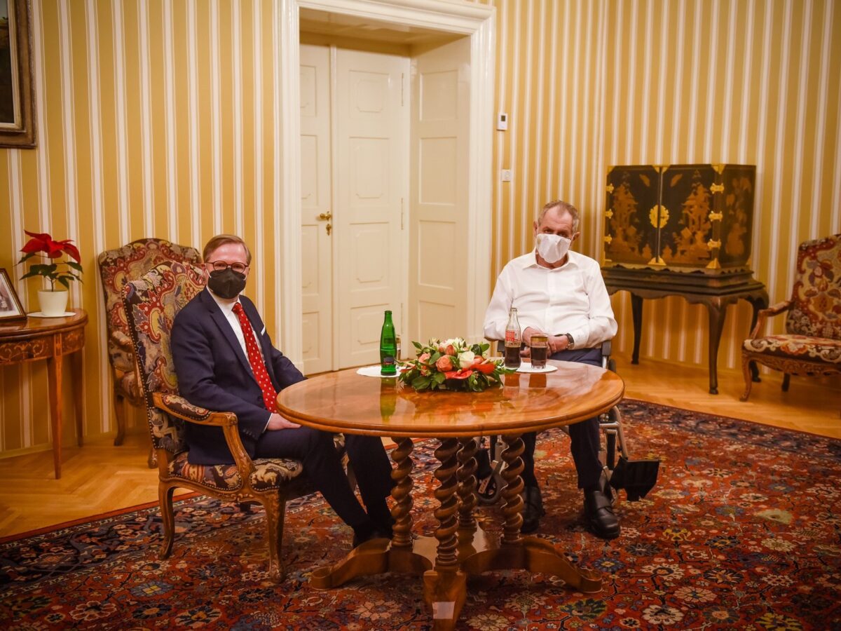 Der designierte Premier Fiala (ODS) bei Verhandlungen mit Präsident Zeman über die neue Regierung. Foto: Twitter/ Jiří Ovčáček