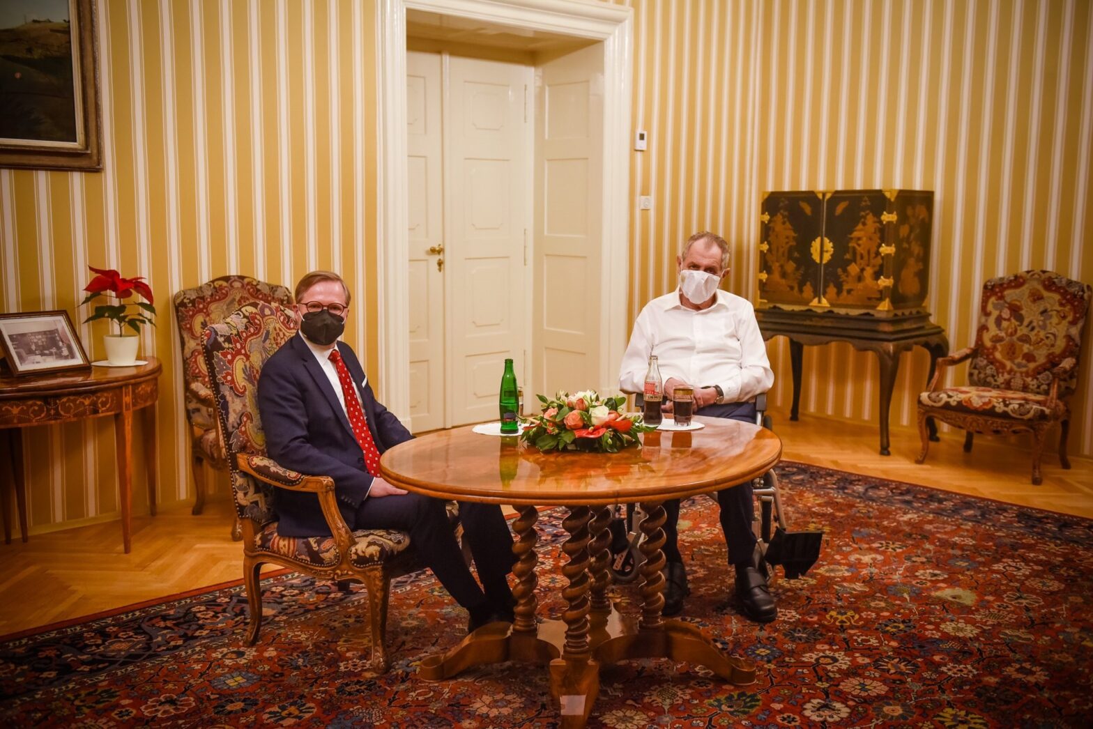 Der designierte Premier Fiala (ODS) bei Verhandlungen mit Präsident Zeman über die neue Regierung. Foto: Twitter/ Jiří Ovčáček