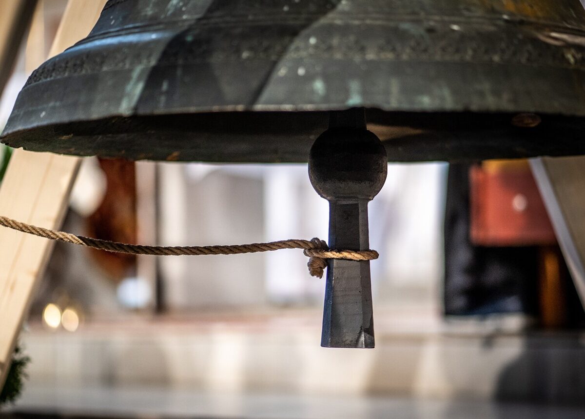 Eine der verschleppten Glocken nach über 70 Jahren wieder in ihrer Heimatkirche im tschechischen Pist (Píšt’). Foto: Michael Bujnovský