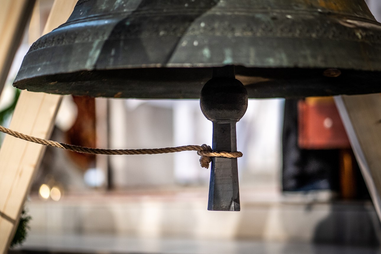 Eine der verschleppten Glocken nach über 70 Jahren wieder in ihrer Heimatkirche im tschechischen Pist (Píšt’). Foto: Michael Bujnovský