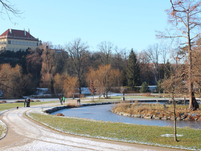 Der winterliche Wildpark Stromovka mit Blick auf das ehemalige Sommerhaus des Gouverneurs. Foto: Anna Treutlein