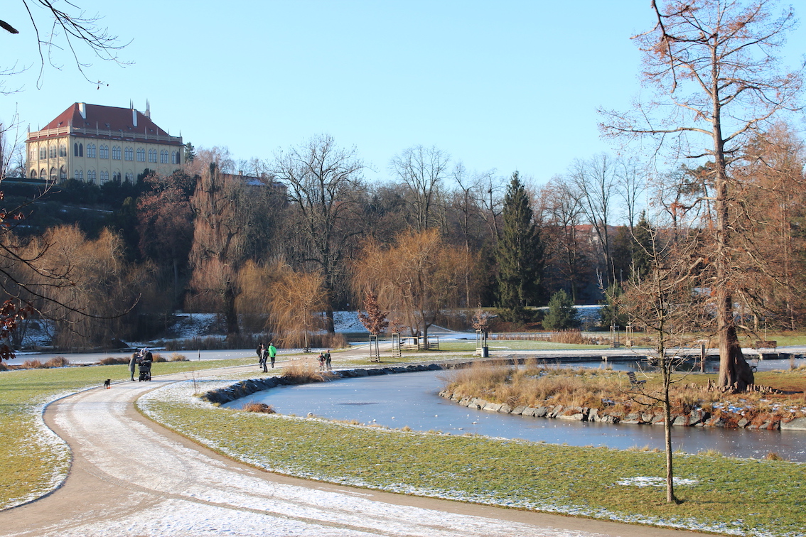 Der winterliche Wildpark Stromovka mit Blick auf das ehemalige Sommerhaus des Gouverneurs. Foto: Anna Treutlein