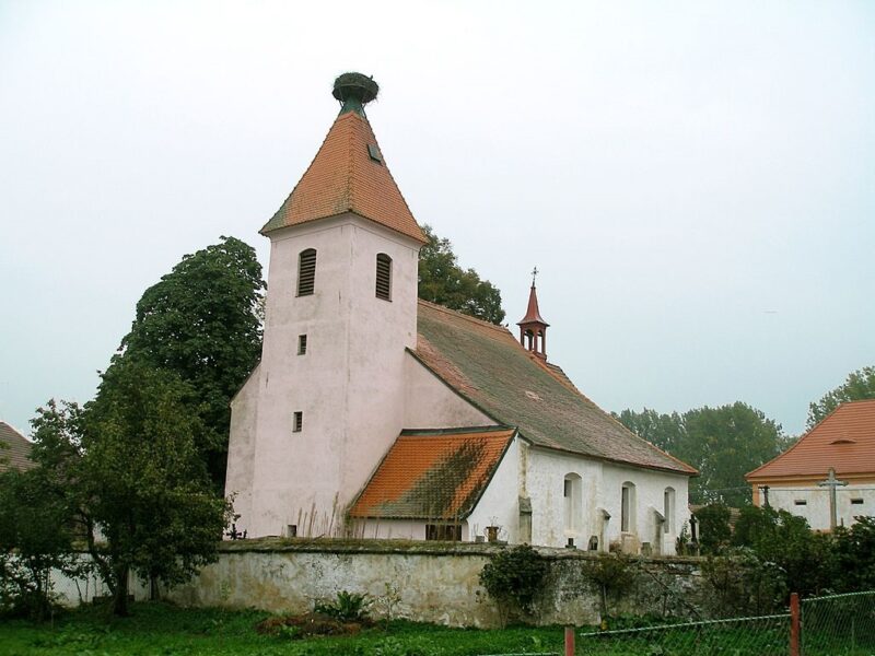 Der Deutsch-Tschechische Zukunftsfonds unterstützt u.a. die Restaurierung der Pfarrkirche St. Peter und Paul in Stritschitz (Strýčice). Foto: Wikimedia Commons/ Miloš Hlávka, Strycitz-2010-09-25-KostelSvPetraAPavla, CC BY-SA 3.0