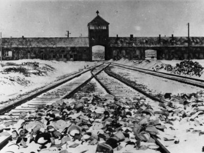 Die Einfahrt zum Konzentrationslager Auschwitz. Foto: Bundesarchiv, B 285 Bild-04413 / Stanislaw Mucha / CC-BY-SA 3.0
