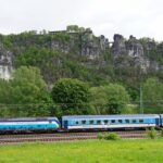 Aktuell rollen die Züge zwischen Dresden und Prag durch das enge Elbtal. In Zukunft soll zwischen den beiden Metropolen aber neue Hochgeschwindigkeitsstrecke enstehen, welche die Reisezeit auf eine Stunde verkürzt. Die Planungen beinahlten u.a. einen 30 Kilometer langen Tunnel durch das Erzgebirge.