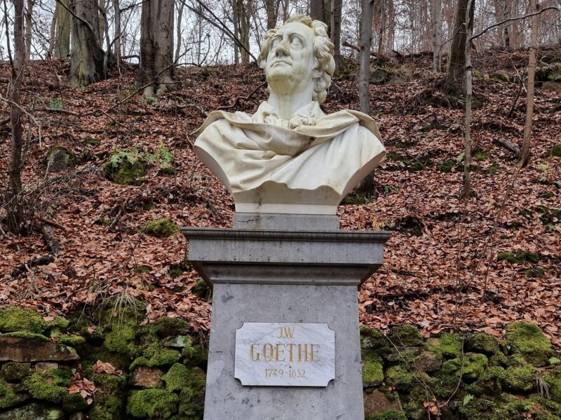 Das Goethe-Denkmal aus dem Jahr 1883, eine Schöpfung des Stuttgarter Bildhauers Adolf von Donndorf, stand einst vor dem Grandhotel Pupp. Nach dem Zweiten Weltkrieg wurde es an den weniger frequentierten Weg (fortan „Goethe-Weg“) stadtauswärts verbannt. Der Bildhauer von Donndorf bezeichnete dieses Werk später als misslungen. Foto: Manuel Rommel