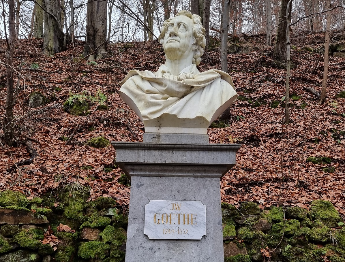 Das Goethe-Denkmal aus dem Jahr 1883, eine Schöpfung des Stuttgarter Bildhauers Adolf von Donndorf, stand einst vor dem Grandhotel Pupp. Nach dem Zweiten Weltkrieg wurde es an den weniger frequentierten Weg (fortan „Goethe-Weg“) stadtauswärts verbannt. Der Bildhauer von Donndorf bezeichnete dieses Werk später als misslungen. Foto: Manuel Rommel