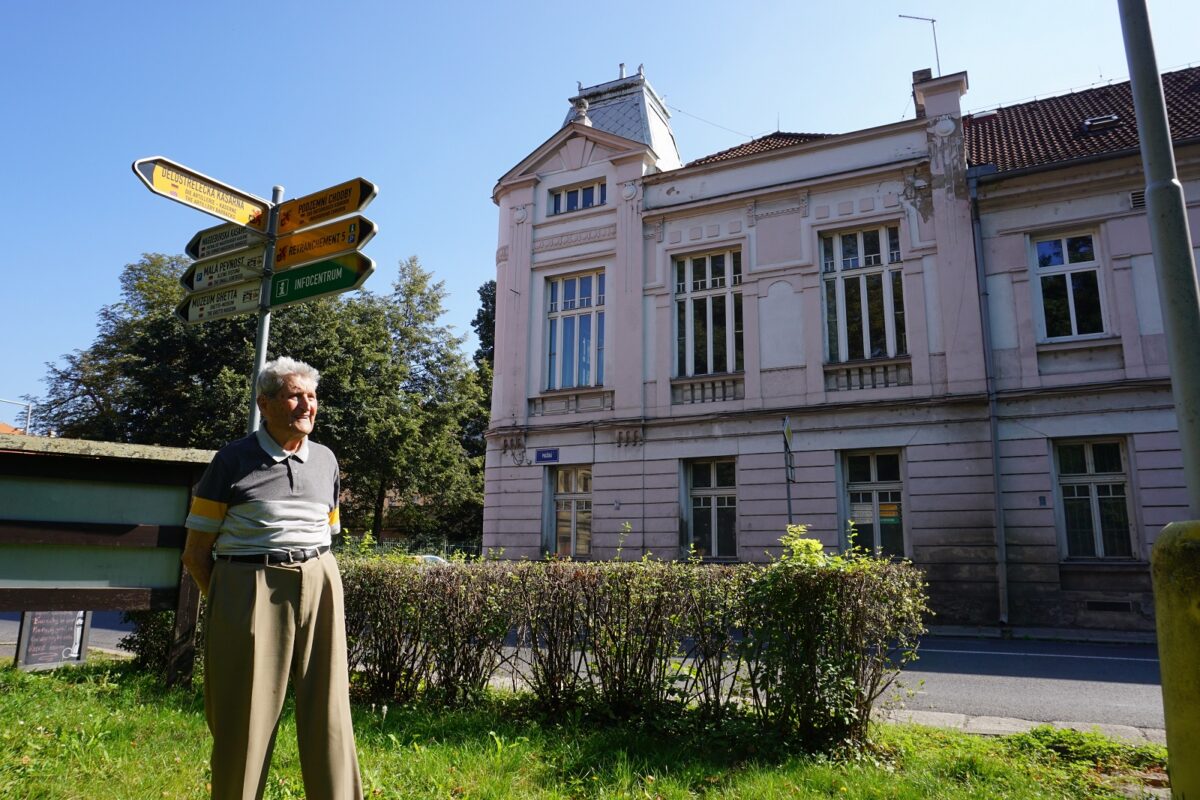 Zurück in Th eresienstadt (Terezín): Hanuš Hron (96). Im Hintergrund das ehemalige Jugendhaus, wo er im Konzentrationslager untergebracht war. Foto: Steffen Neumann