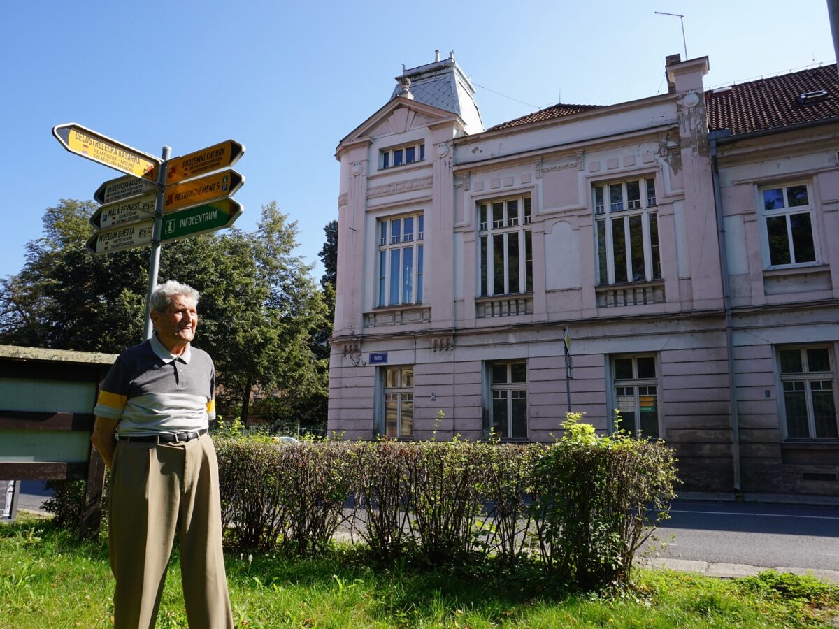 Zurück in Th eresienstadt (Terezín): Hanuš Hron (96). Im Hintergrund das ehemalige Jugendhaus, wo er im Konzentrationslager untergebracht war. Foto: Steffen Neumann