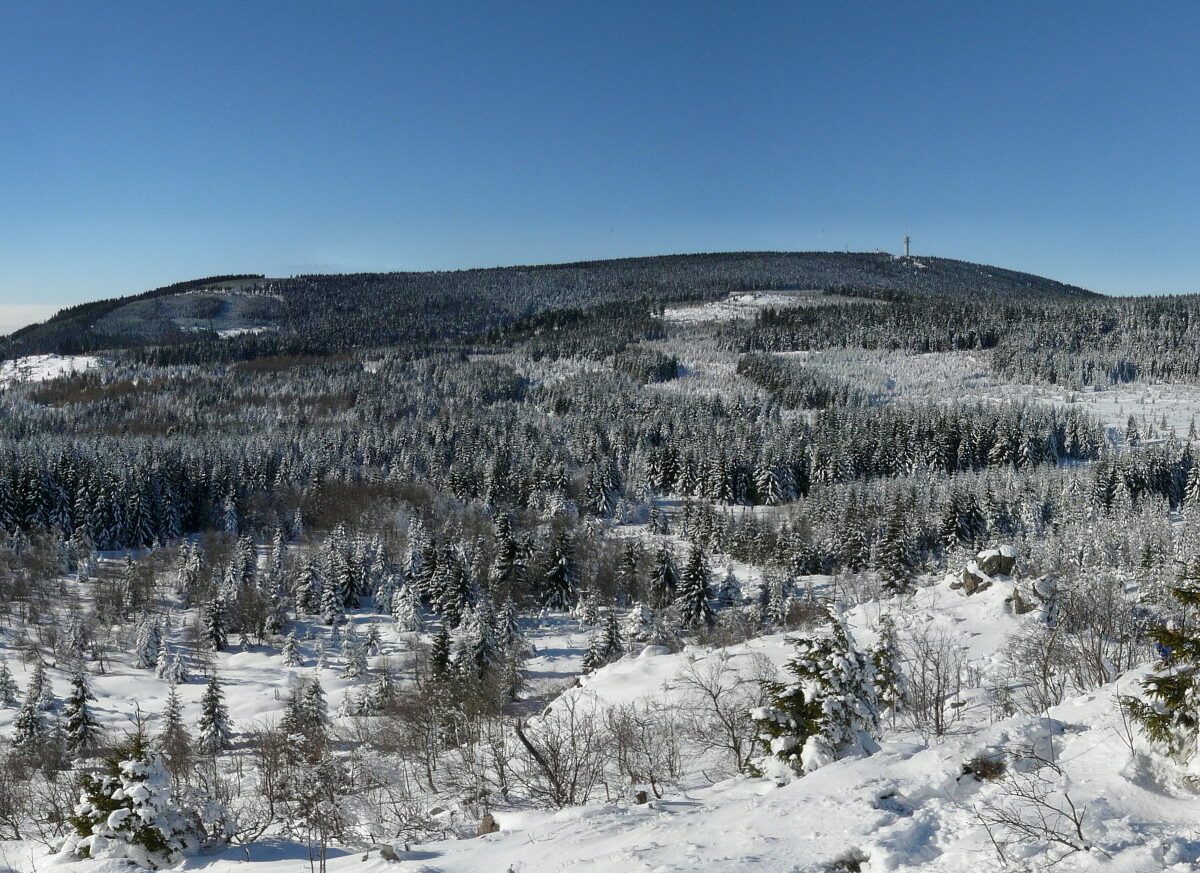 Der Keilberg (Klínovec) ist mit 1243,7 m n.m. die höchste Erhebung des Erzgebirges.Foto: Wikimedia Commons/ Maoman (gemeinfrei)
