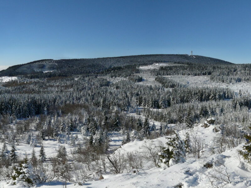 Der Keilberg (Klínovec) ist mit 1243,7 m n.m. die höchste Erhebung des Erzgebirges.Foto: Wikimedia Commons/ Maoman (gemeinfrei)