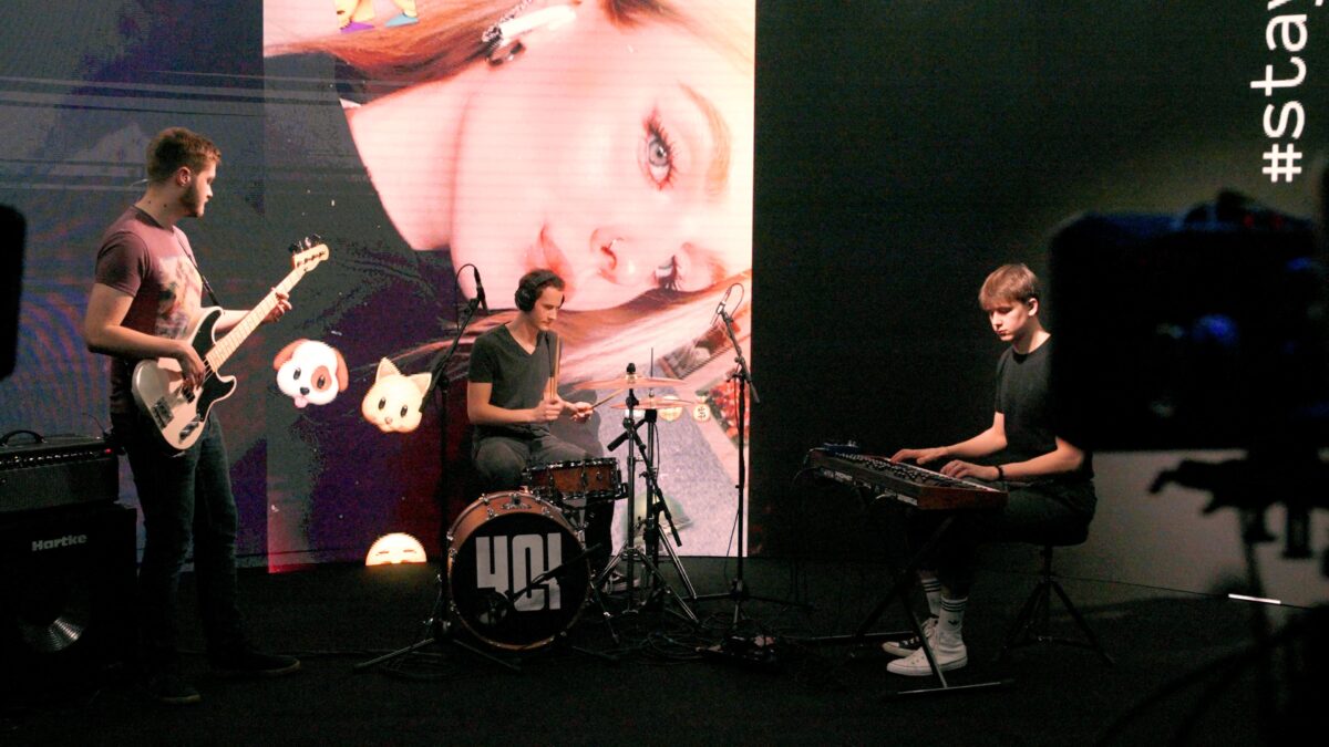 Die Combo Musikinitiative Vohenstrauß performte live bei der #staystrong-Premiere. Foto: Jugendmedienzentrum T1
