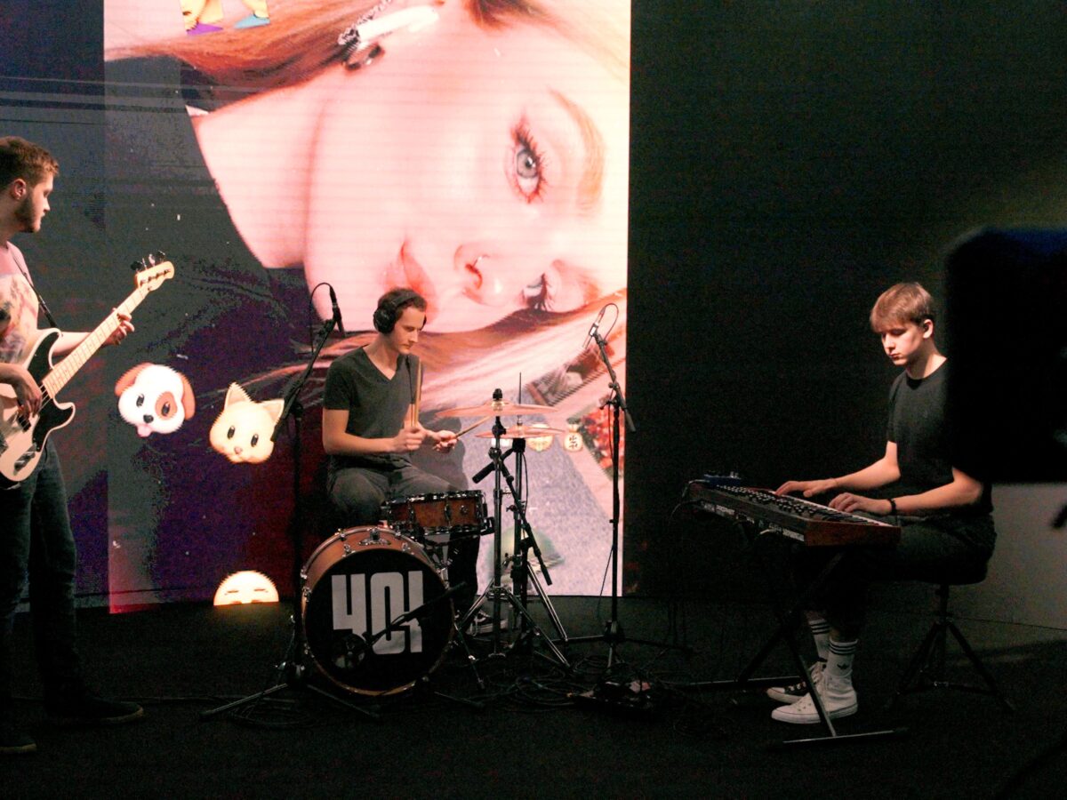 Die Combo Musikinitiative Vohenstrauß performte live bei der #staystrong-Premiere. Foto: Jugendmedienzentrum T1