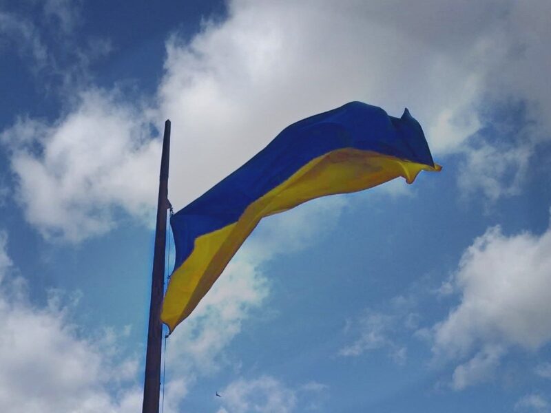 Die ukrainische Flagge auf dem Gebäude des Tschechischen Außenministeriums. Foto: Twitter/ MZV ČR