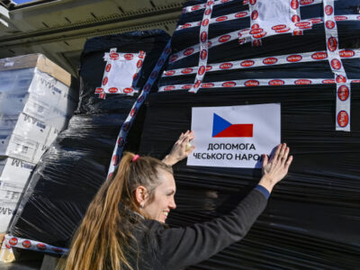 Ein Zug mit humanitärer Hilfe, bereit für die Abfahrt in die Ukraine. Foto: ČTK/Šimánek Vít