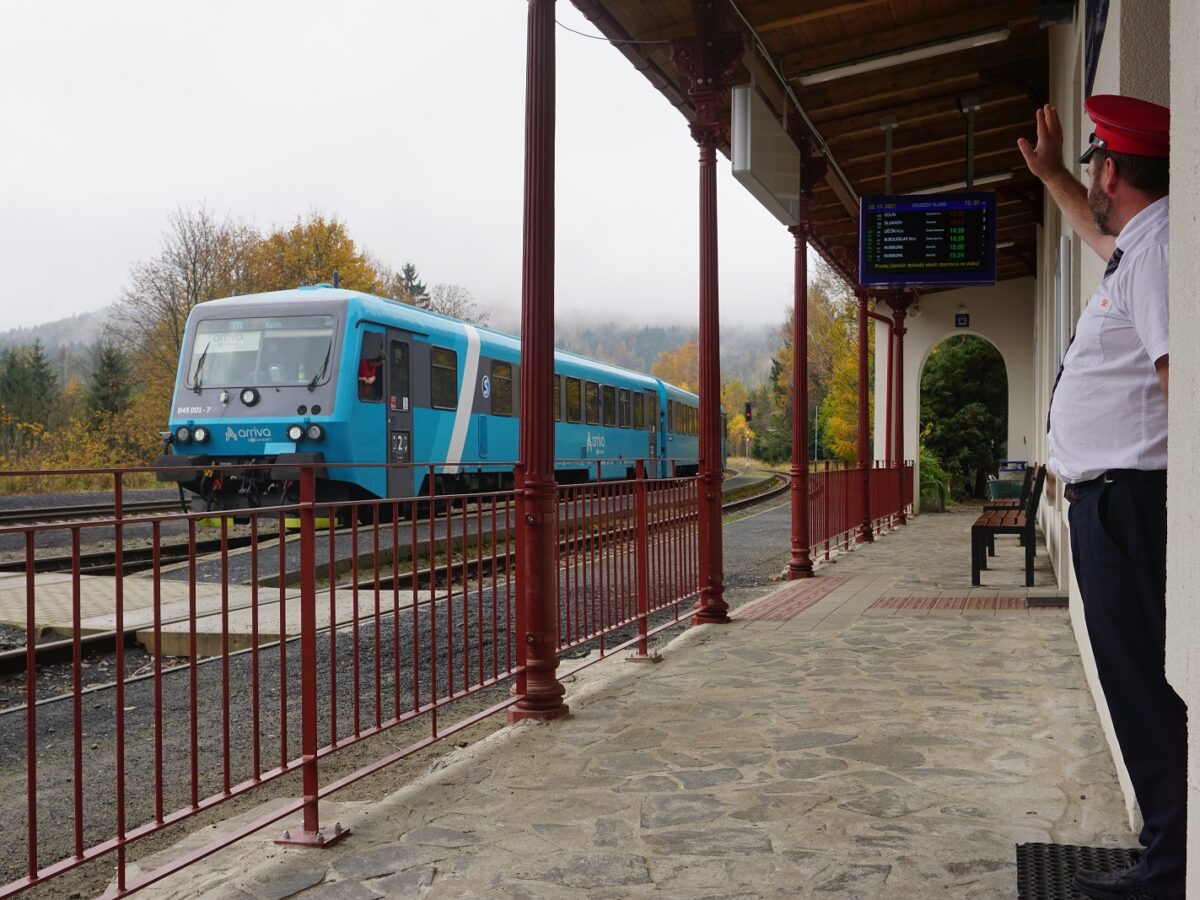 Bahnhof Jedlová: Ladislav Jakl grüßt den Schnellzug nach Kolín. Foto: Steffen Neumann
