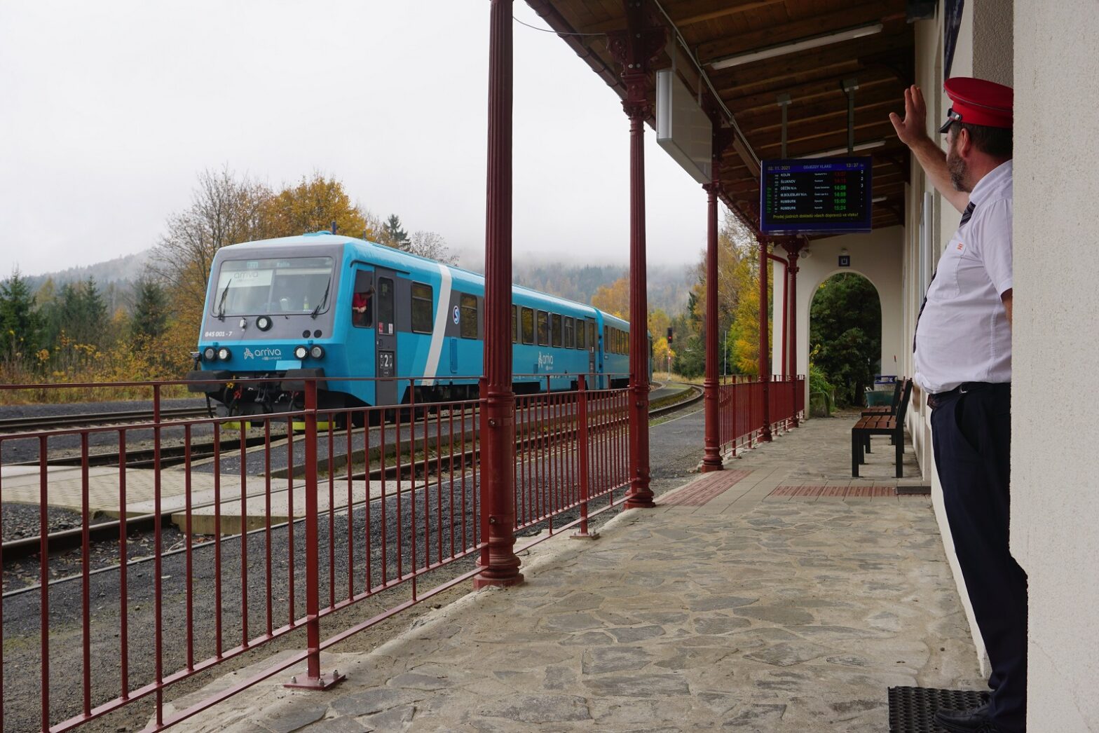 Bahnhof Jedlová: Ladislav Jakl grüßt den Schnellzug nach Kolín. Foto: Steffen Neumann