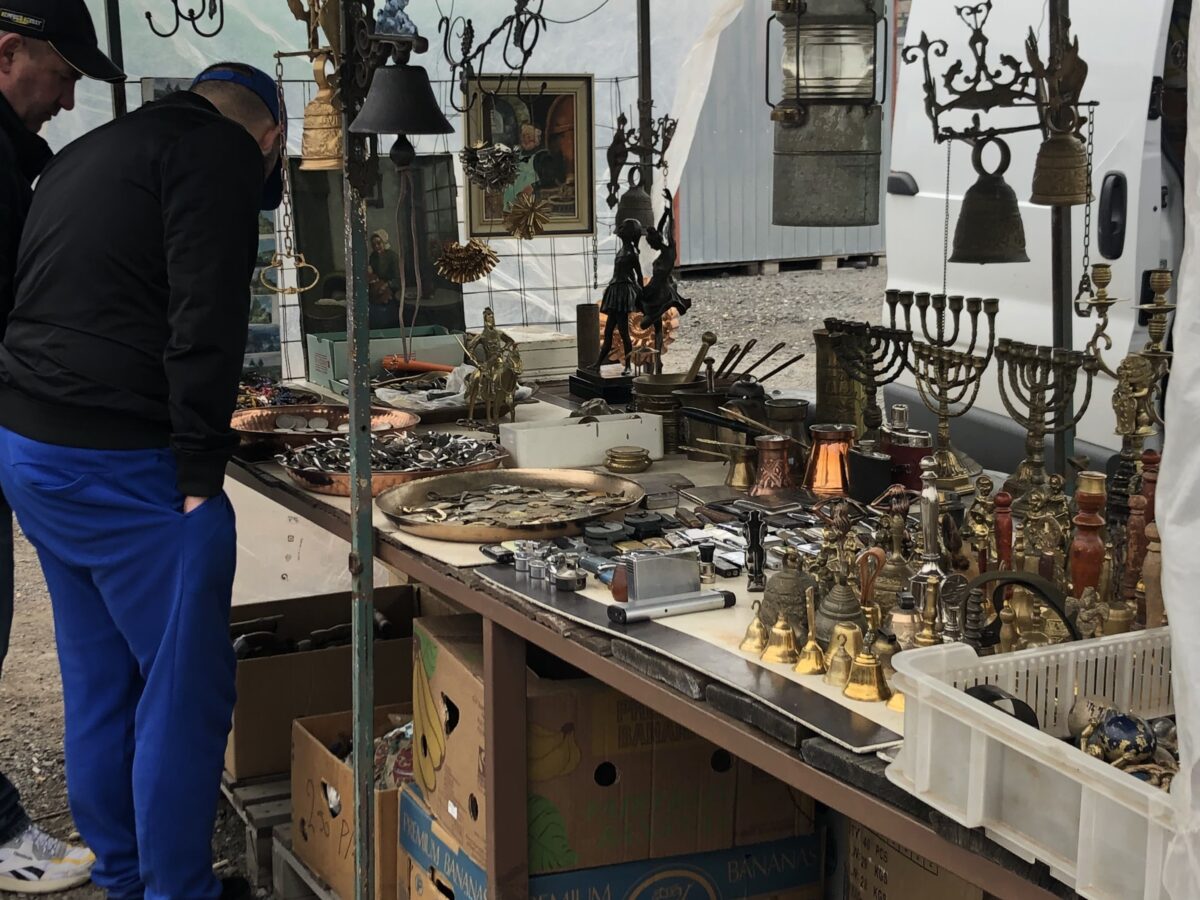 Zwei Männer schauen sich interessiert die Ware an. Foto: Lilly Reichhardt