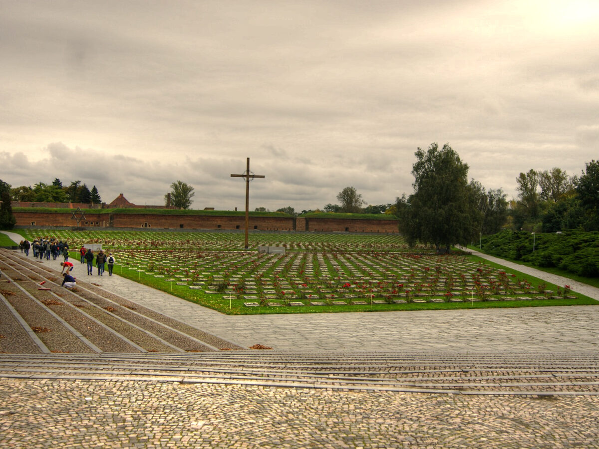 Gräber in Theresienstadt. Foto: CherryX per Wikimedia Commons, Theresienstadt (CherryX), CC BY-SA 3.0