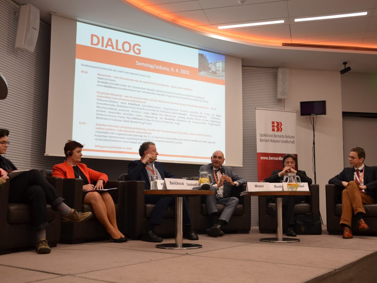 Auf dem Podium am Samstagvormittag diskutierten Klára Bělíčková, Anna Hubáčková, Jan Konvalinka, Jürgen Mistol, Ján Budaj und Stefan Einsiedel (v.l.n.r.). Foto: Rebecca Cischek