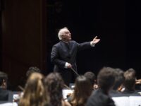 Der israelisch-argentinische Dirigent Daniel Barenboim eröffnet das Festival "Prager Frühling". Foto: Monika Rittershaus