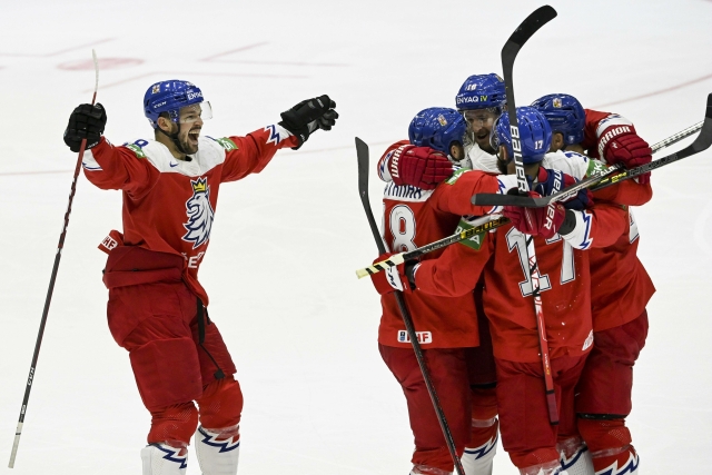 Bejubeln das 4:1 über Deutschland. Tschechiens Eishockey-Nationalmannschaft steht nun im Halbfinale. Foto: ČTK/imago sportfotodienst/IMAGO/Emmi Korhonen
