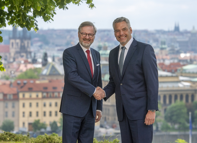 Tschechiens Premier Petr Fiala und Österreichs Bundeskanzler Karl Nehammer in Prag. Foto: ČTK/Říhová Michaela