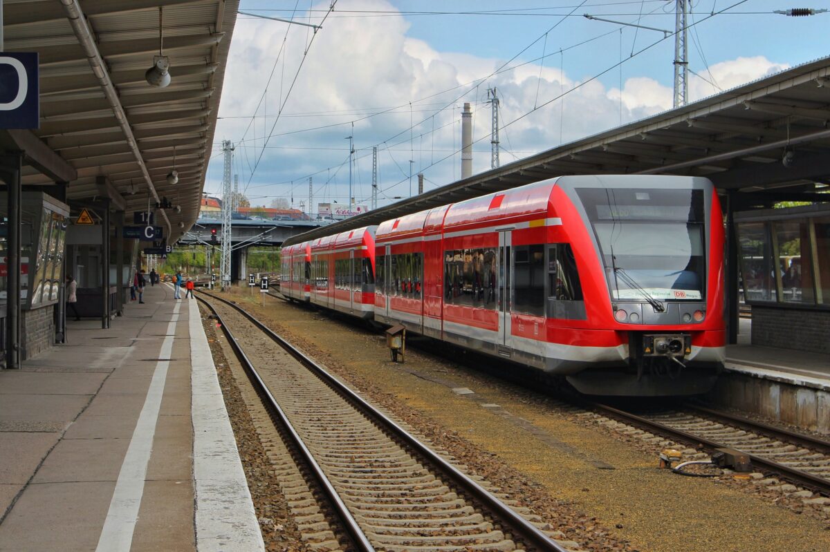 Mit dem 9-Euro-Ticket kann man ab Juni durch ganz Deutschland reisen und überall den ÖPNV nutzen. Foto: DB