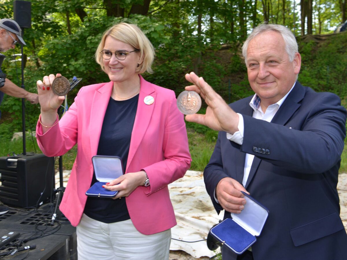 Der Heimatkreis Reichenberg überreichte bei einer Gartenparty im Begegnungszentrum Reichenberg der Oberbürgermeisterin der Stadt Augsburg Eva Weber (l.) und dem Reichenberger Oberbürgermeister Jaroslav Zámečník (r.) die Liebieg Medaille. Foto: Milan Drahoňovský
