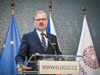 Premierminister Petr Fiala, rechts die Fahne mit dem Logo der tschechischen EU-Ratspräsidentschaft. Foto: Vláda ČR