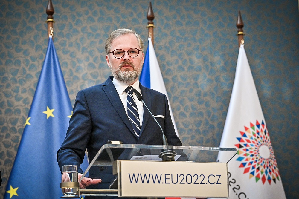 Premierminister Petr Fiala, rechts die Fahne mit dem Logo der tschechischen EU-Ratspräsidentschaft. Foto: Vláda ČR