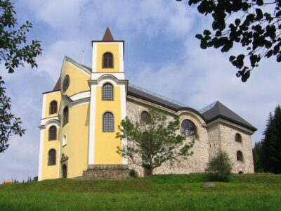 Die Kirche Mariä Himmelfahrt in Bärnwald. Foto: Jik jik, Kostel Neratov 01 crop, CC BY-SA 4.0