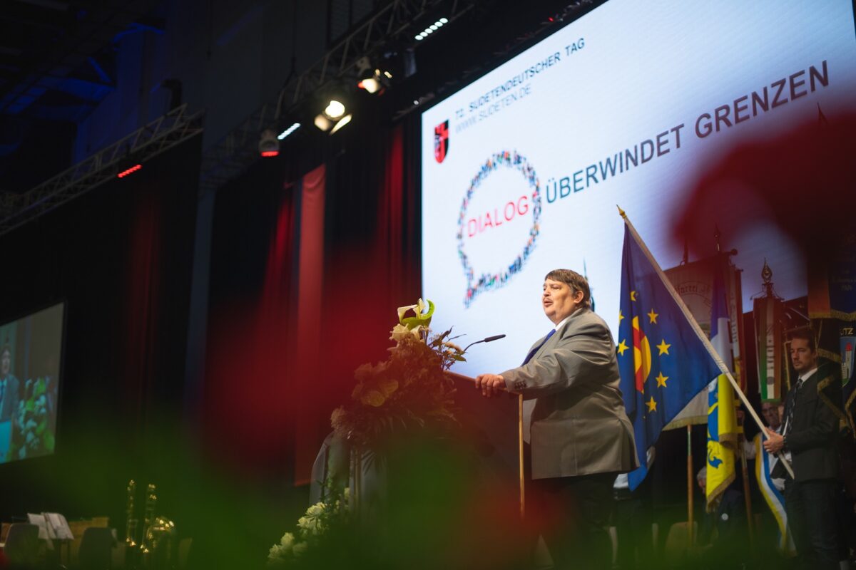 Volksgruppensprecher Bernd Posselt bei seiner Rede im Rahmen der Verleihung des Europäischen Karls-Preises. Foto: LandesECHO/ Jan Černý