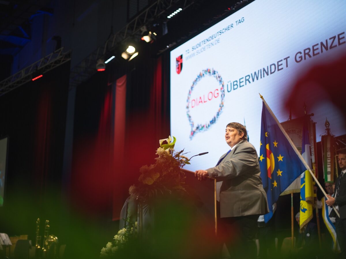 Volksgruppensprecher Bernd Posselt bei seiner Rede im Rahmen der Verleihung des Europäischen Karls-Preises. Foto: LandesECHO/ Jan Černý