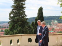 Markus Söder und Petr Fiala begrüßten sich an der Kramář-Villa. Foto: Jannik Marthe