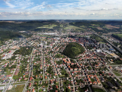 Blick über die mittelböhmische Stadt Beraun (Beroun). Foto: CeSt, Overhead view of Beroun, Czech Republic, 2010, CC BY 3.0