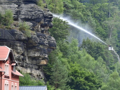 Die Feuerwehr kämpf in Herrnskretschen (Hřensko) noch immer gegen die Flammen. Foto: ČTK/Hájek Ondřej