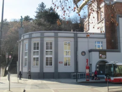Die frühere Genossenschaftsbank in Michle ist heute eine Bibliothek. Foto: Detmar Doering