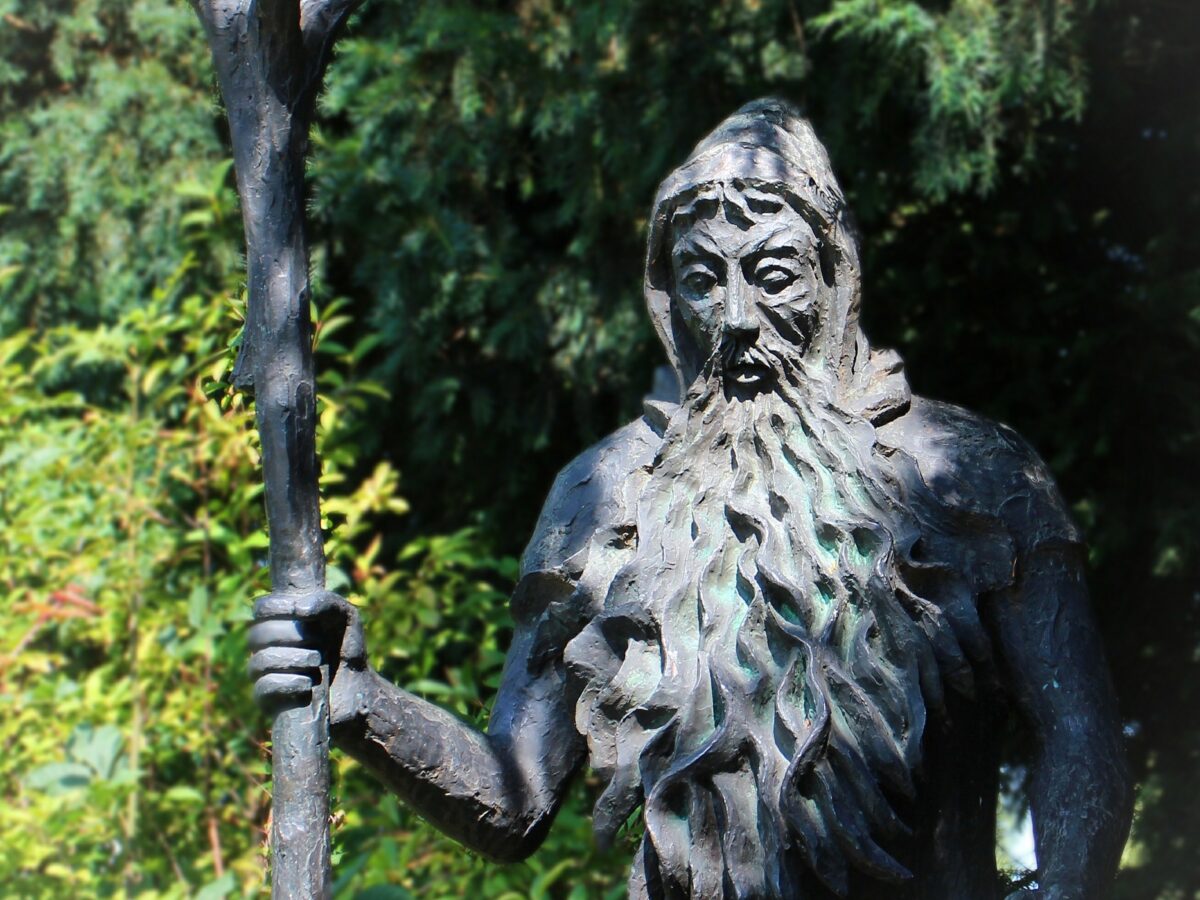 So stellte man sich früher in vielen Regionen den Berggeist vor: ein alter Mann mit Bart und Wanderstock. Foto: Pixabay