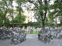 Ein Denkmal aus Teilen ehemaliger jüdischer Grabsteine, die lange Zeit als Pflastersteine dienten, steht auf dem alten jüdischen Friedhof. Foto: Madeleine Eisenbarth