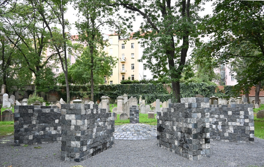 Ein Denkmal aus Teilen ehemaliger jüdischer Grabsteine, die lange Zeit als Pflastersteine dienten, steht auf dem alten jüdischen Friedhof. Foto: Madeleine Eisenbarth