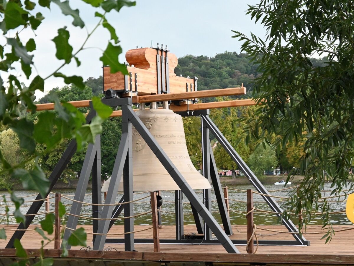 Die Glocke Nr. 9081 ist noch bis Ende September am Moldauufer zu sehen. Foto: Madeleine Eisenbarth