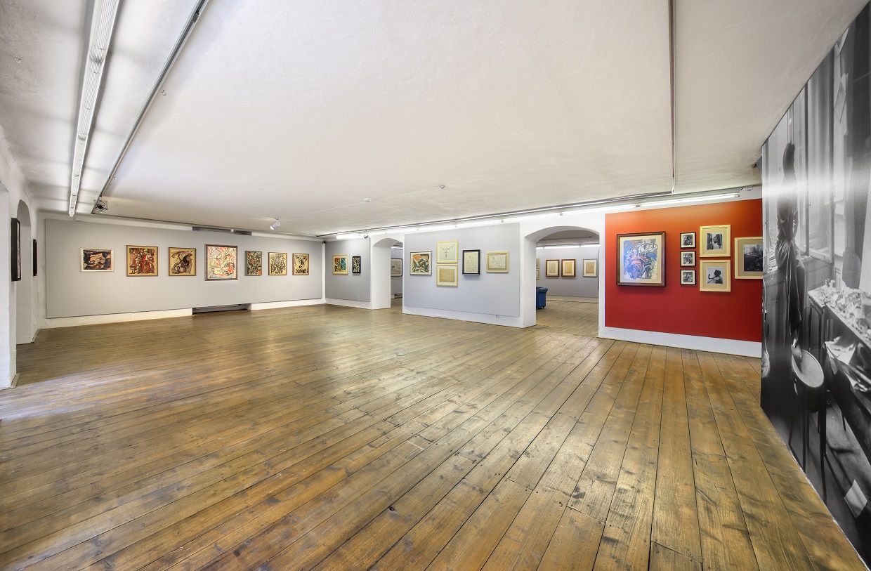 Farbenfroh und abstrakt präsentieren sich die Werke von Andrej Bělocvětov im ESAC in Böhmisch Krummau. Foto: EASC