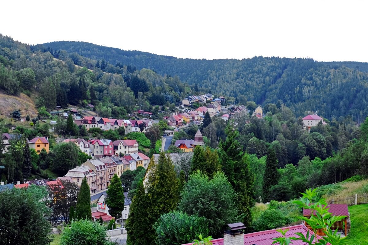 Blick auf Joachimsthal im Erzgebirge. Foto: Wikimedia Commons/ Lubor Ferenc (CC BY-SA 4.0)