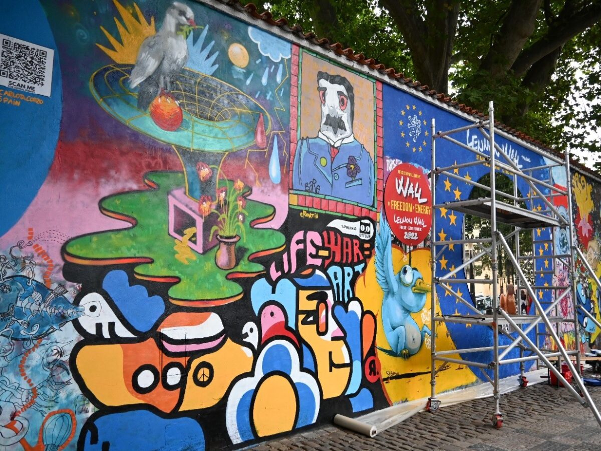 Die neue Bemalung der Lennon-Wall fungiert als Symbol für Frieden und Freiheit. Foto: Madeleine Eisenbarth